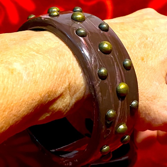 Sale 3/$20 VTG chunky lucite bangle, marbled chocolate brown with bronze studs - Picture 8 of 10